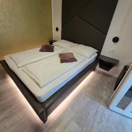 Bed & Breakfast H&h - Adults Only