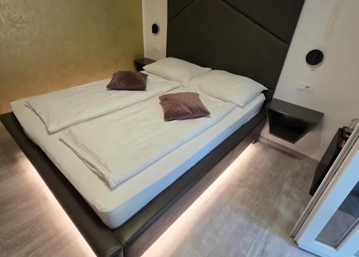 B&B H&h - Adults Only