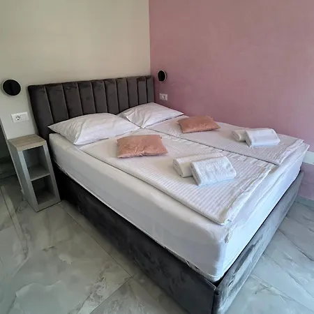 H&h - Adults Only Ρόβινι