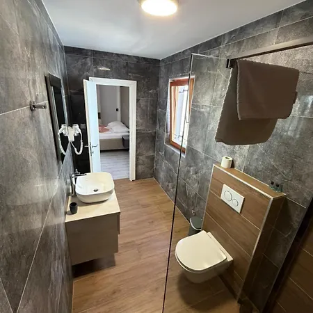 H&h - Adults Only Affittacamere 3*